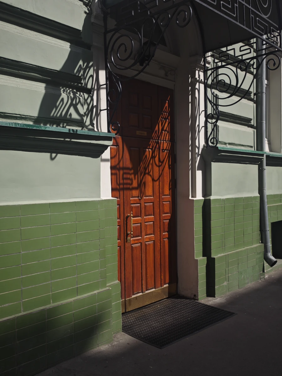 Красная дверь и зелёная стена на Гиляровского