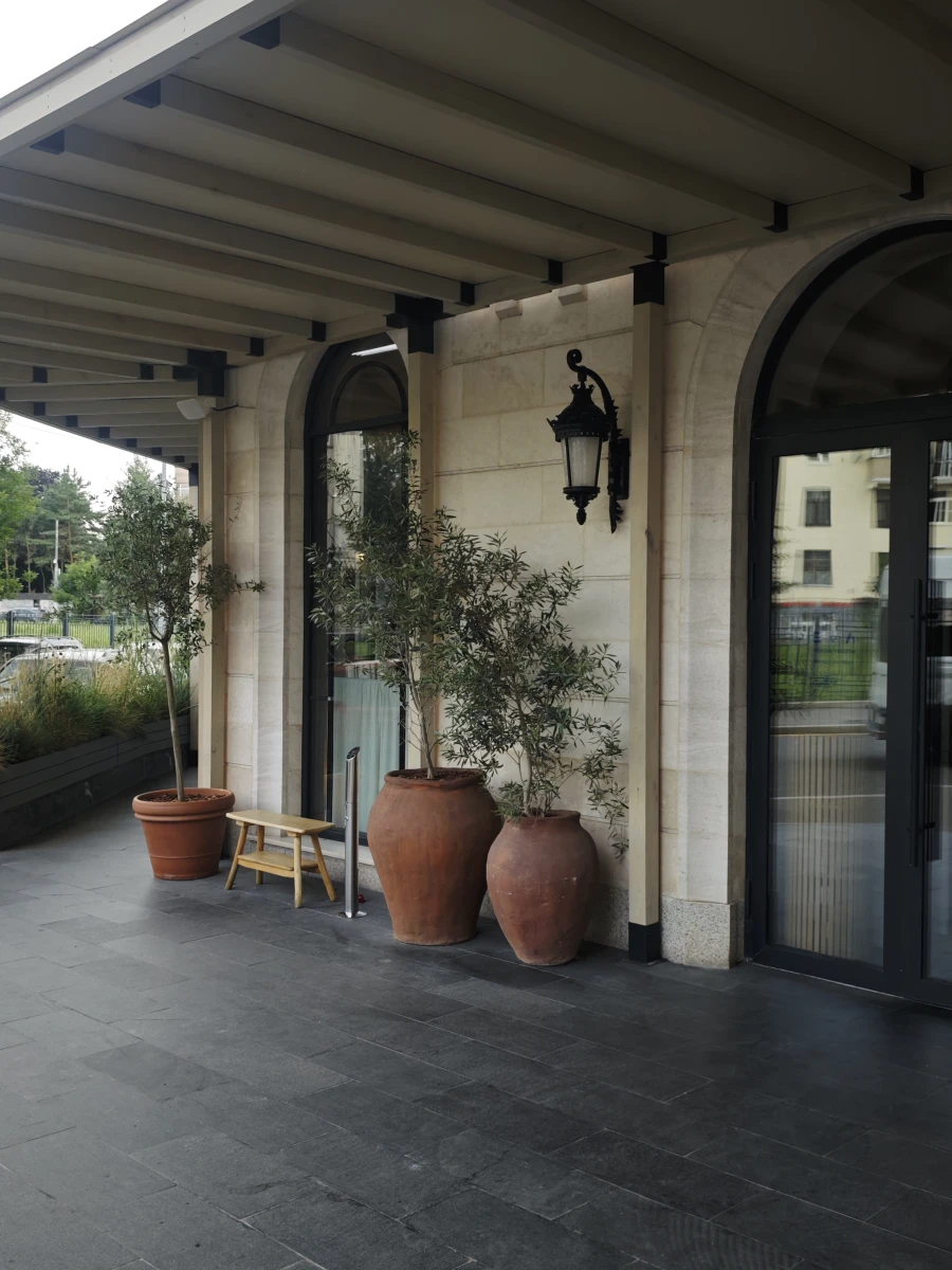 Дом во Французском стиле и красивая дверь