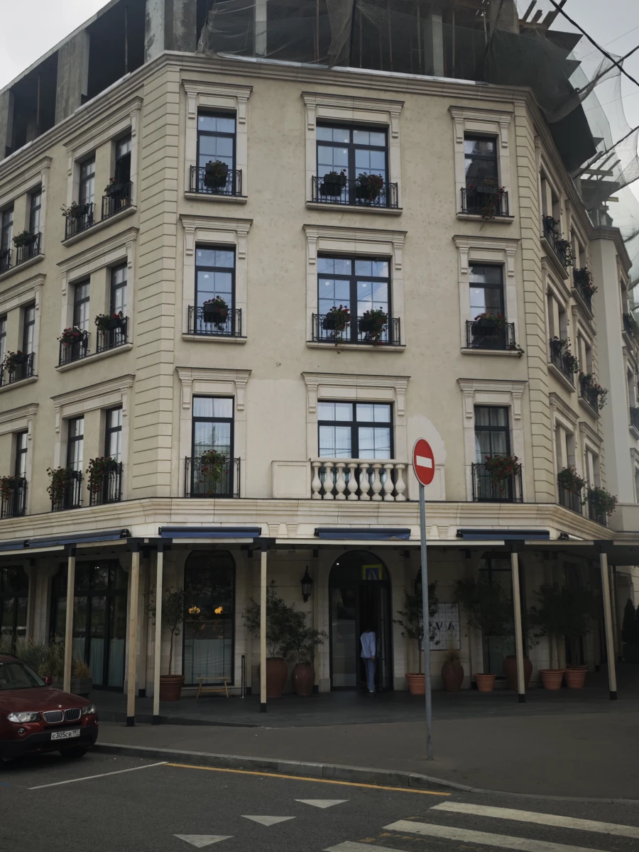 Дом во Французском стиле и красивая дверь