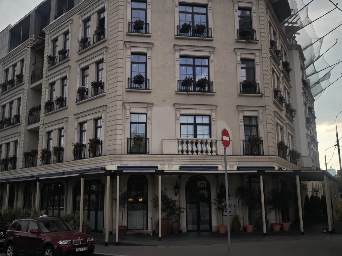 Дом во Французском стиле и красивая дверь