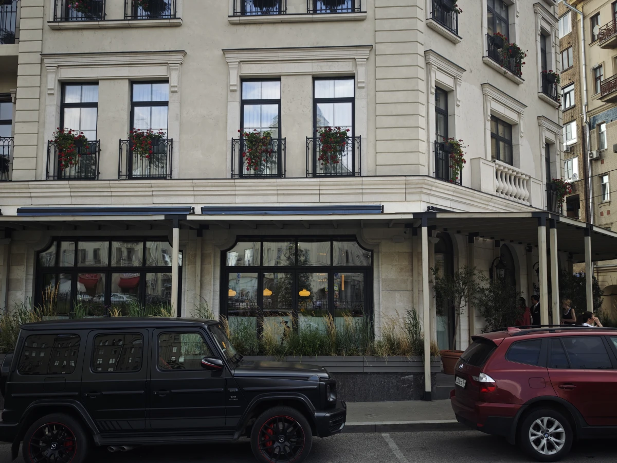 Дом во Французском стиле и красивая дверь