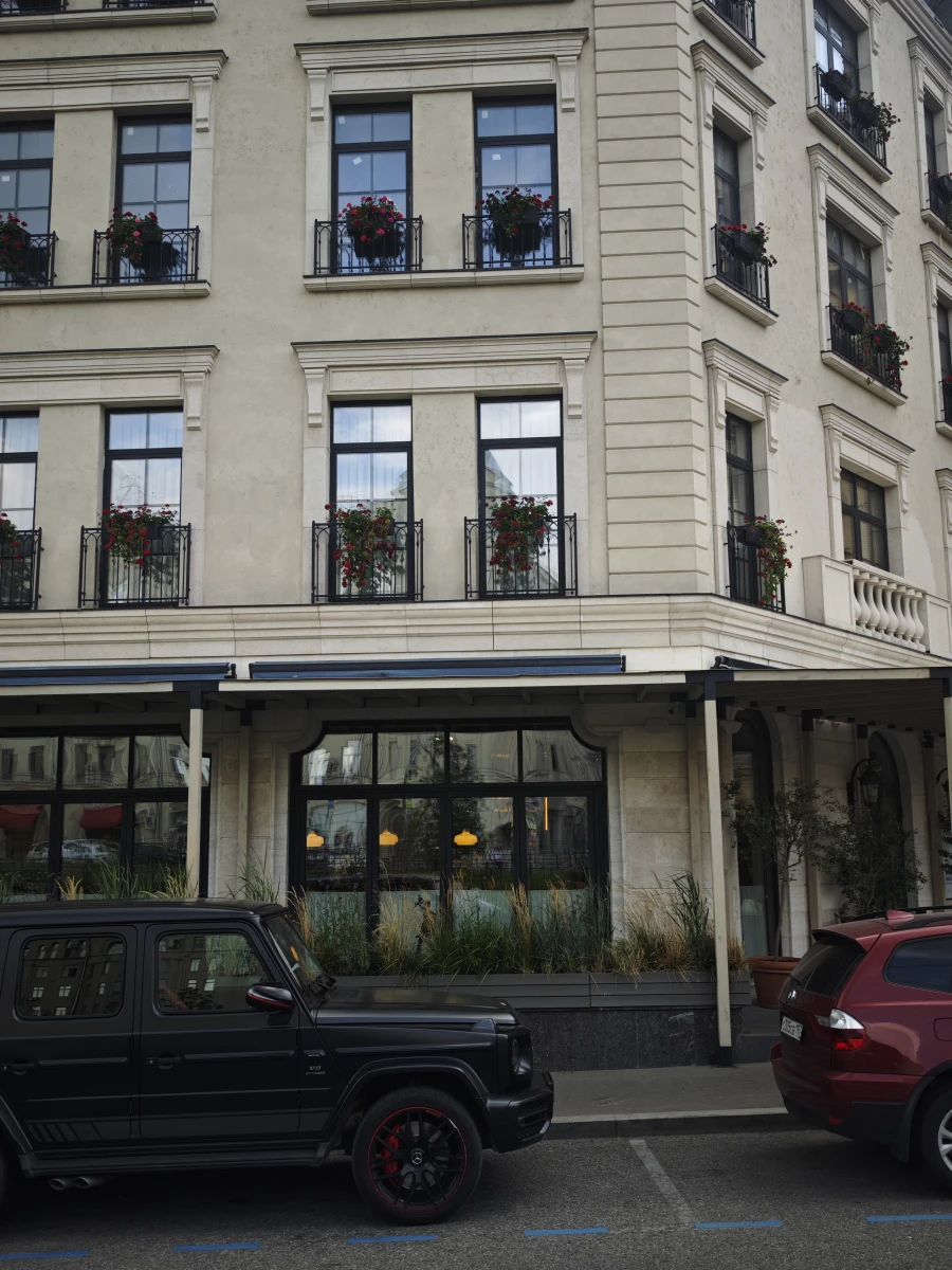 Дом во Французском стиле и красивая дверь