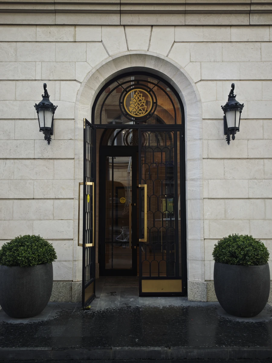 Дом во Французском стиле и красивая дверь