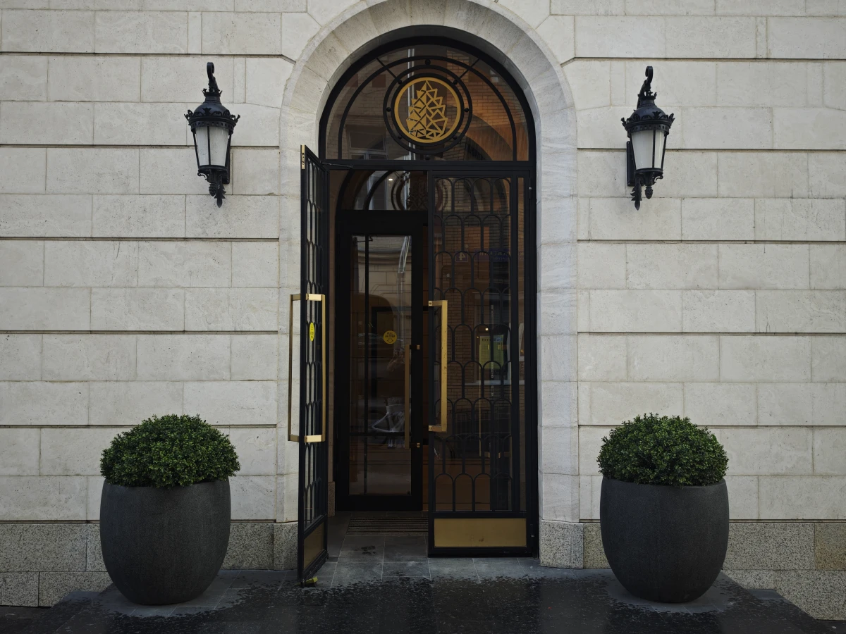 Дом во Французском стиле и красивая дверь