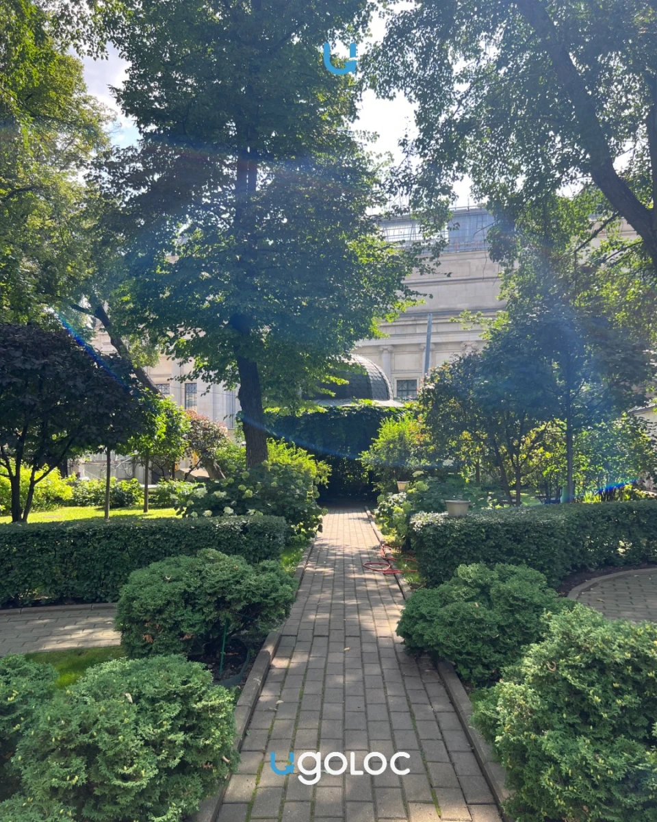 Двор и беседка, увитая плющом