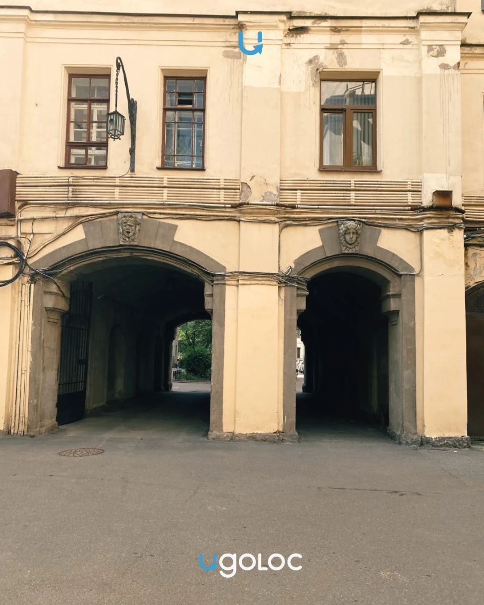 Фактурная арка на Пушкарской