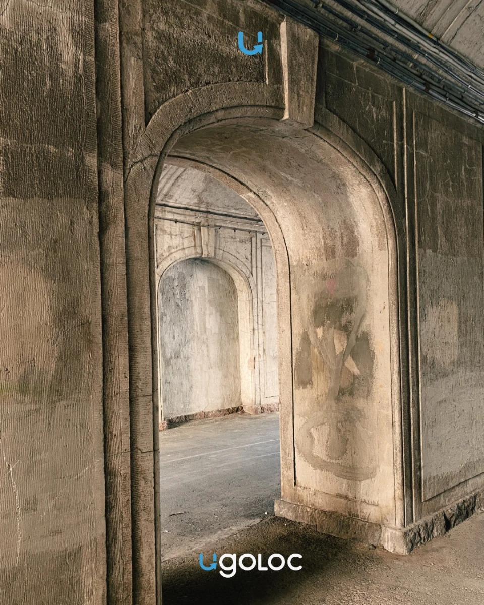 Фактурная арка на Пушкарской