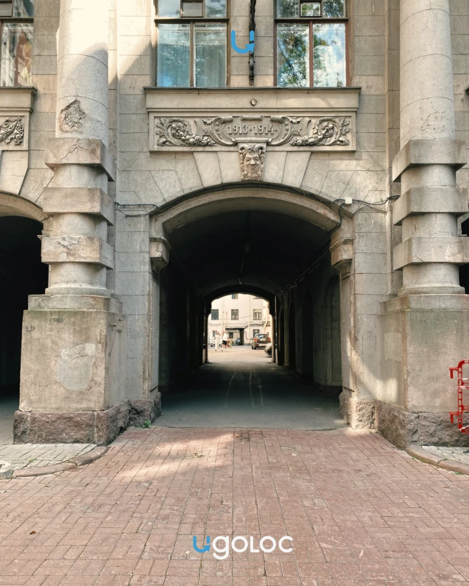 Фактурная арка на Пушкарской