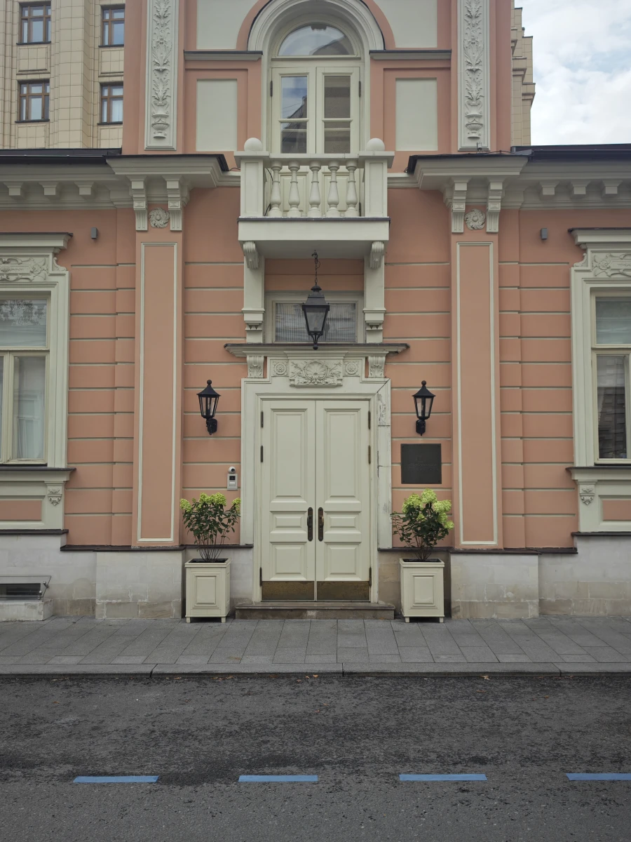 Дверь на Денежном переулке