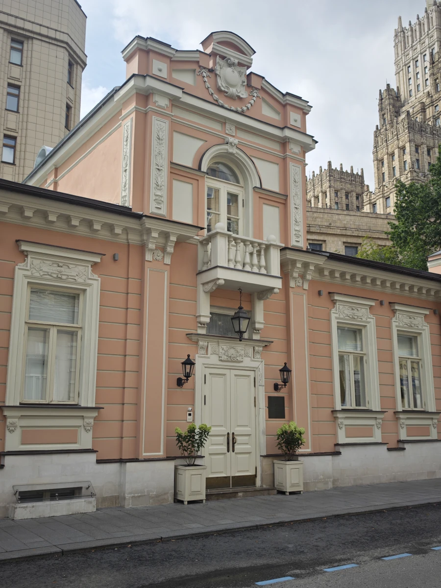 Дверь на Денежном переулке