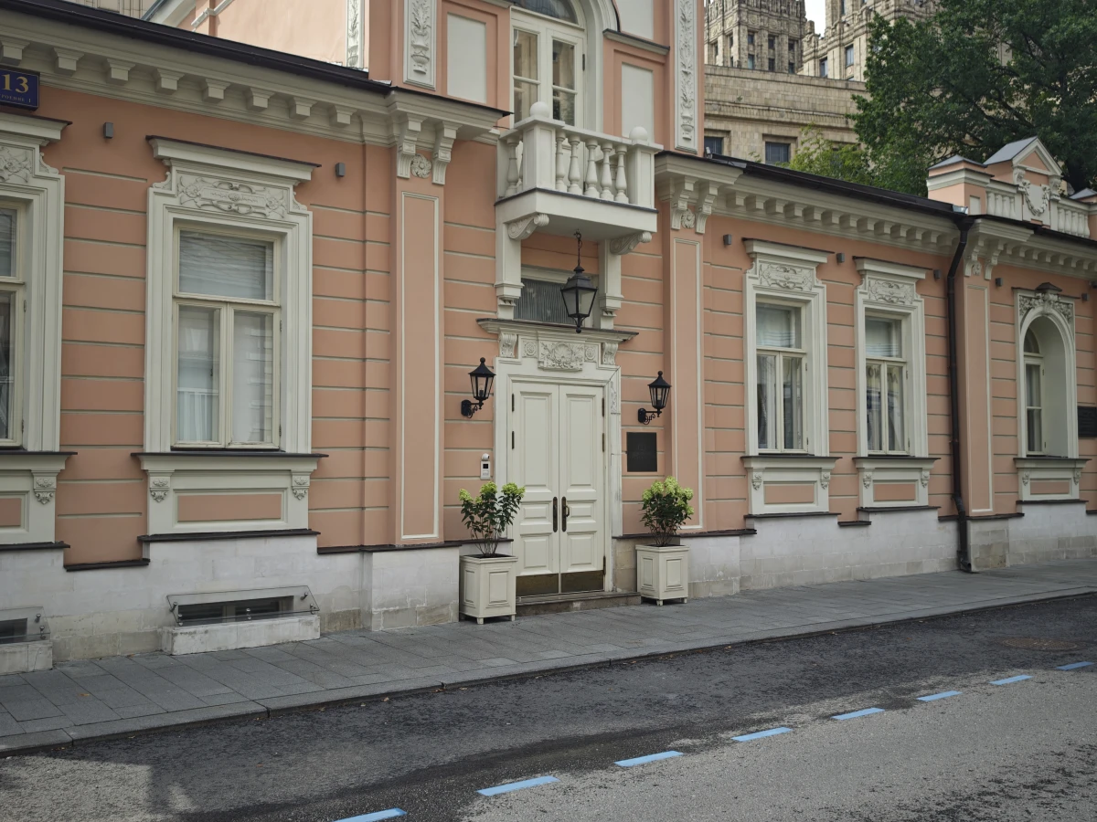 Дверь на Денежном переулке