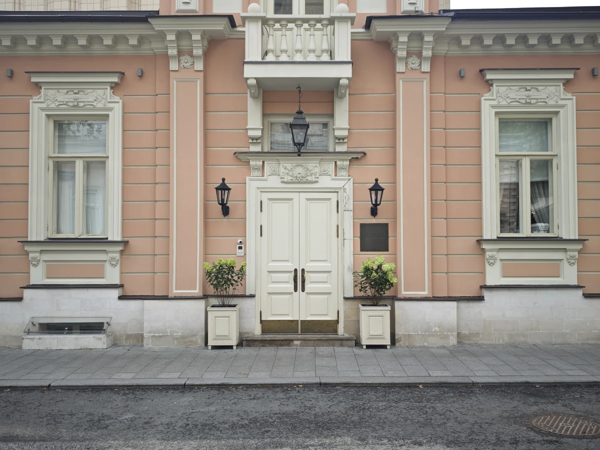 Дверь на Денежном переулке