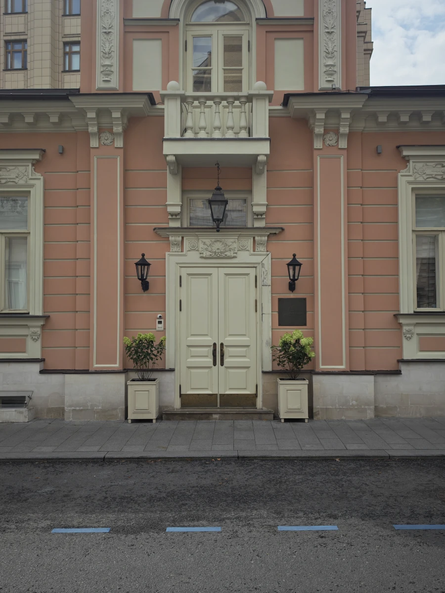 Дверь на Денежном переулке