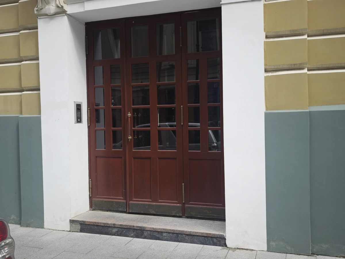 Коричневая деревянная дверь на Плотников переулке.