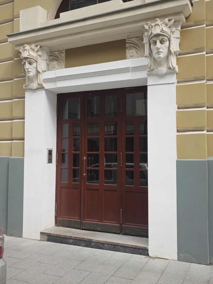 Коричневая деревянная дверь на Плотников переулке.