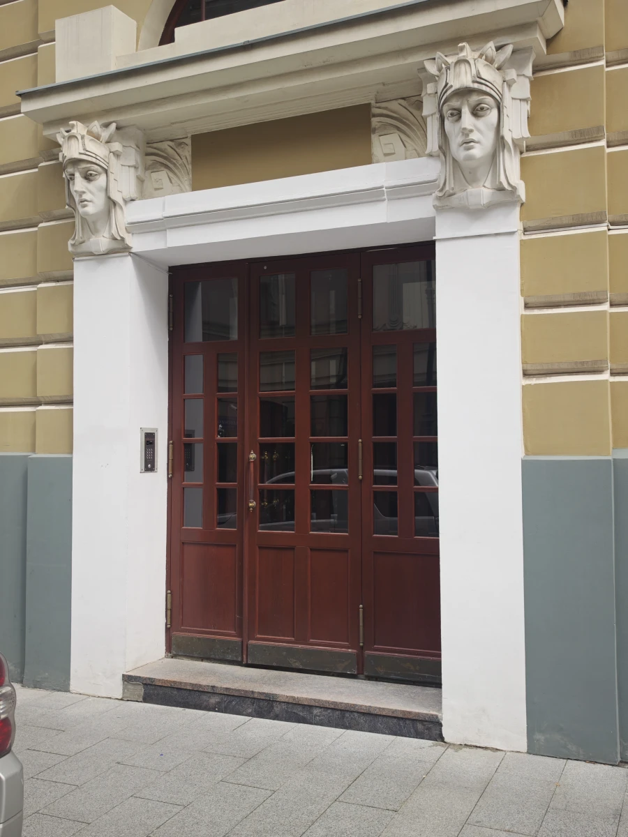 Коричневая деревянная дверь на Плотников переулке.