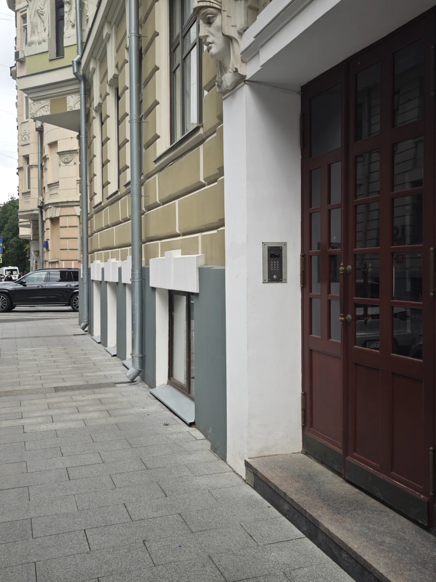 Коричневая деревянная дверь на Плотников переулке.