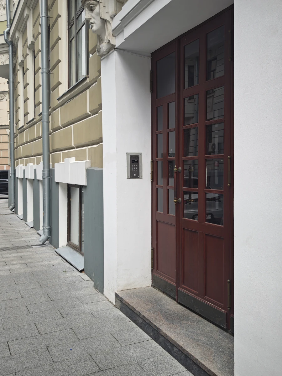 Коричневая деревянная дверь на Плотников переулке.