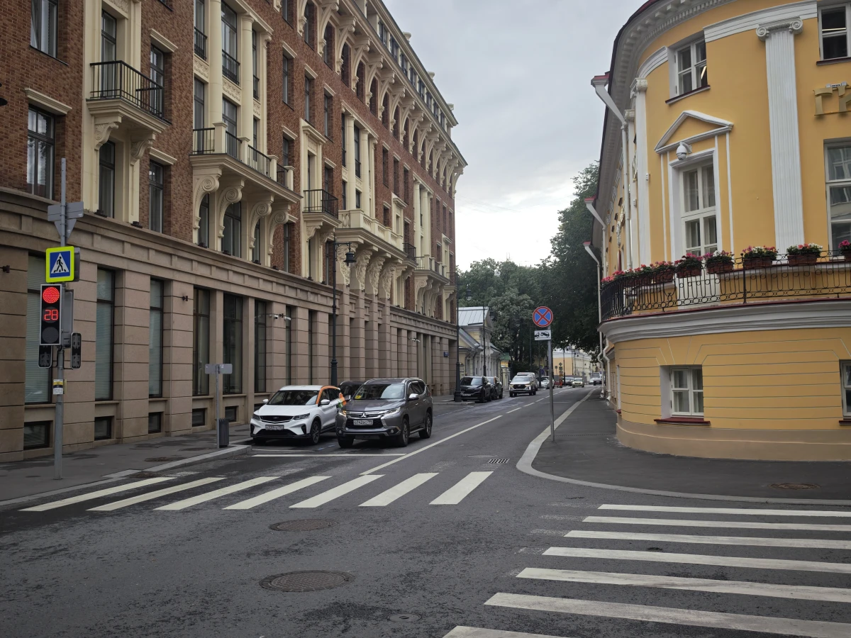Перекресток Б. Лёвшинский и Денежный переулок.