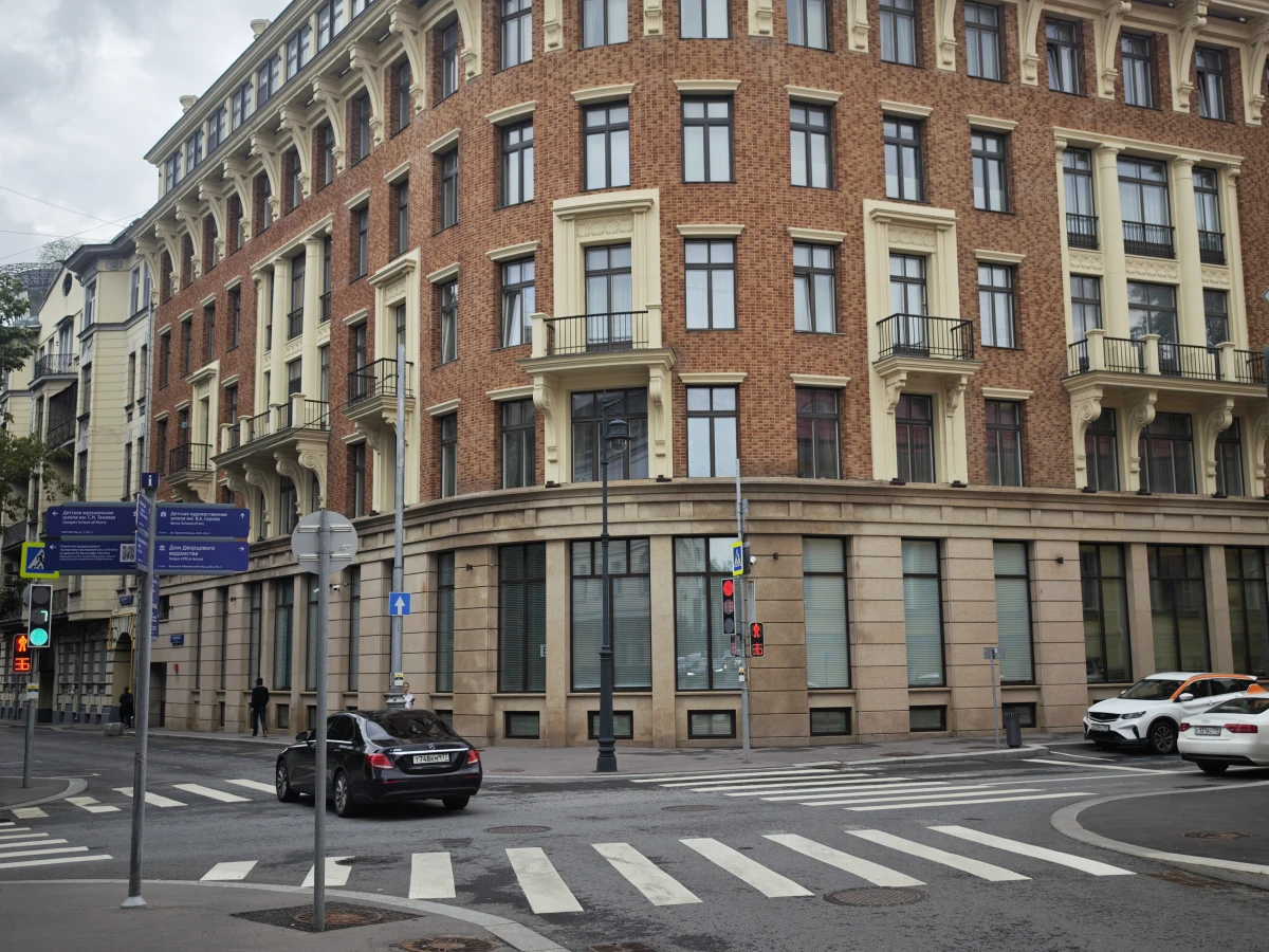 Перекресток Б. Лёвшинский и Денежный переулок.