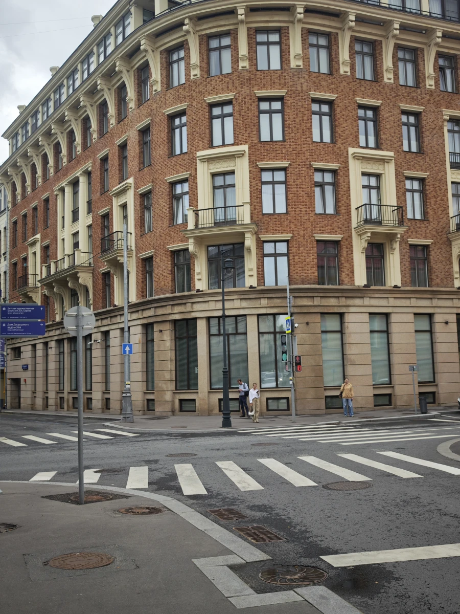 Перекресток Б. Лёвшинский и Денежный переулок.