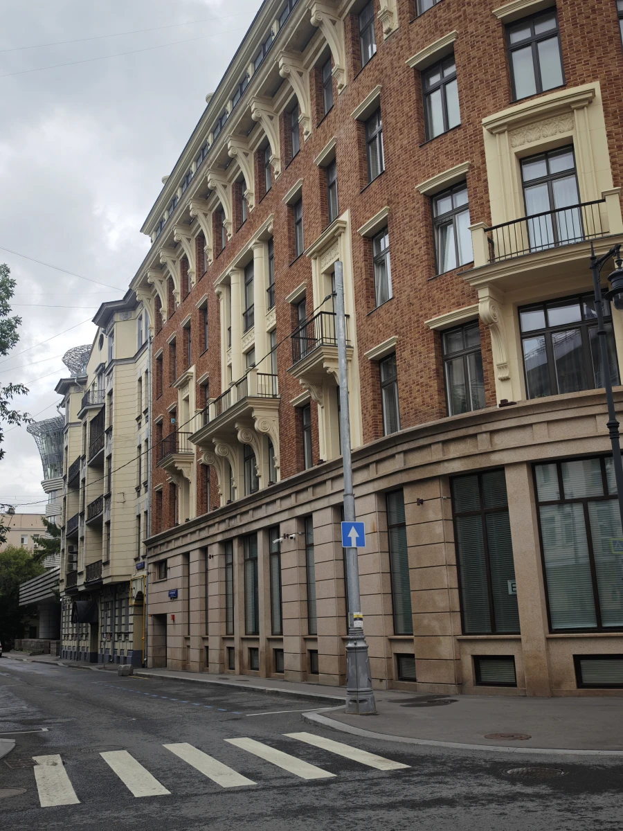 Перекресток Б. Лёвшинский и Денежный переулок.