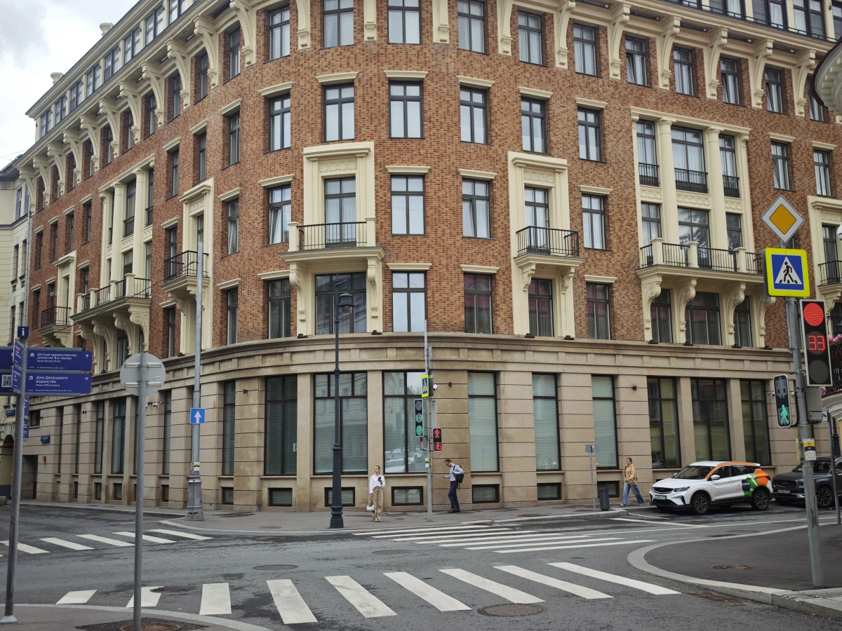 Перекресток Б. Лёвшинский и Денежный переулок.