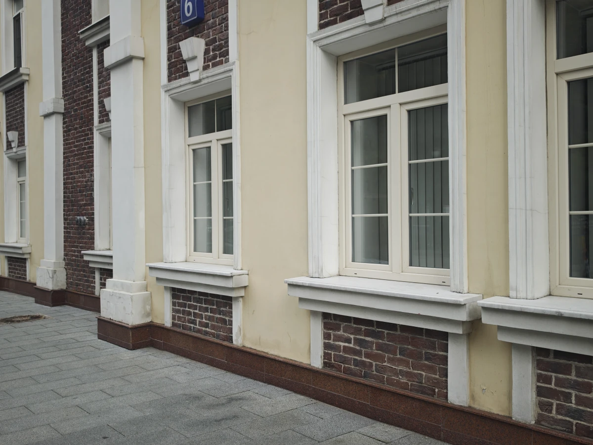 Кирпичный фасад на Староконюшенном