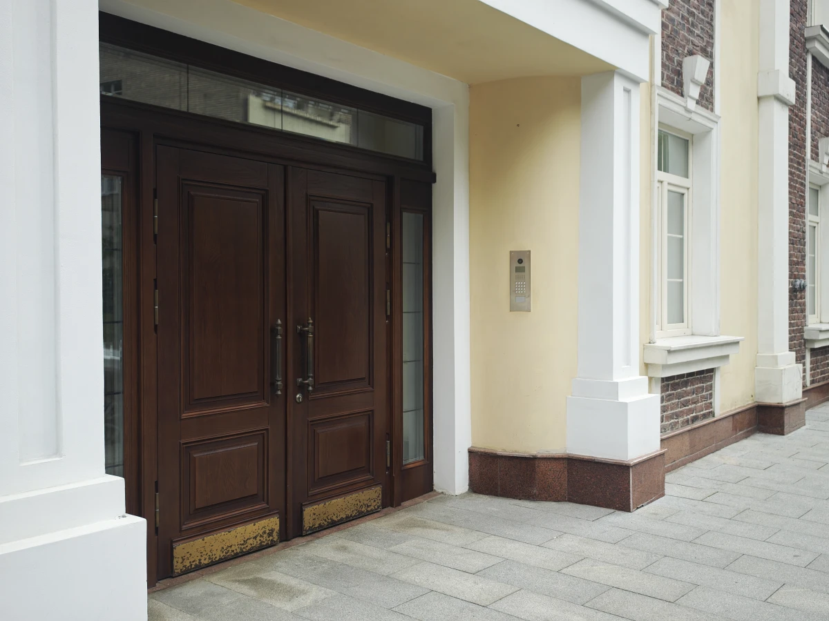 Кирпичный фасад на Староконюшенном