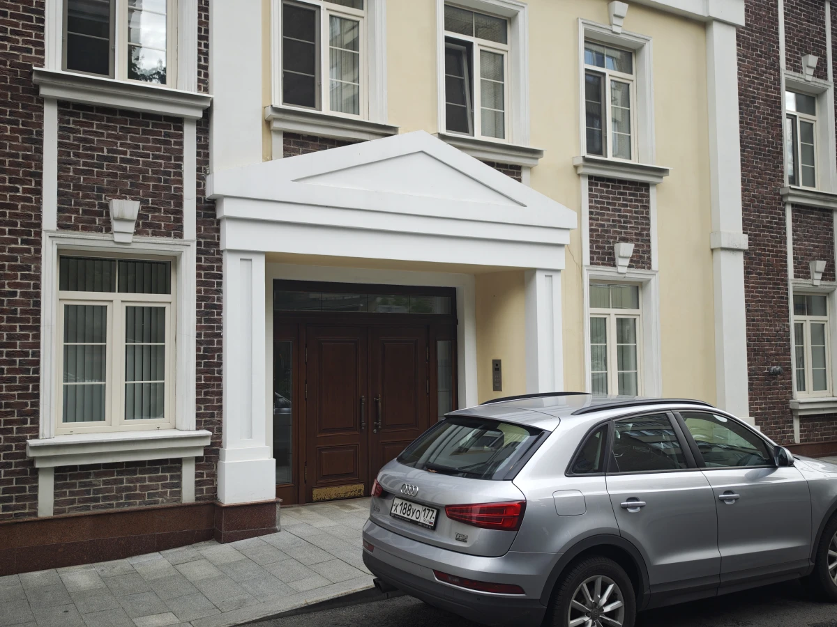 Кирпичный фасад на Староконюшенном