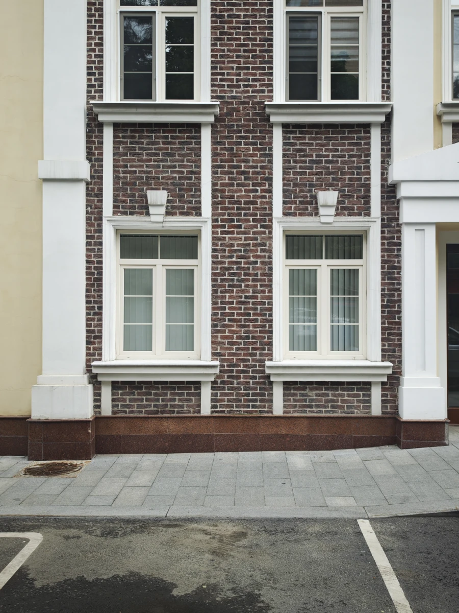 Кирпичный фасад на Староконюшенном