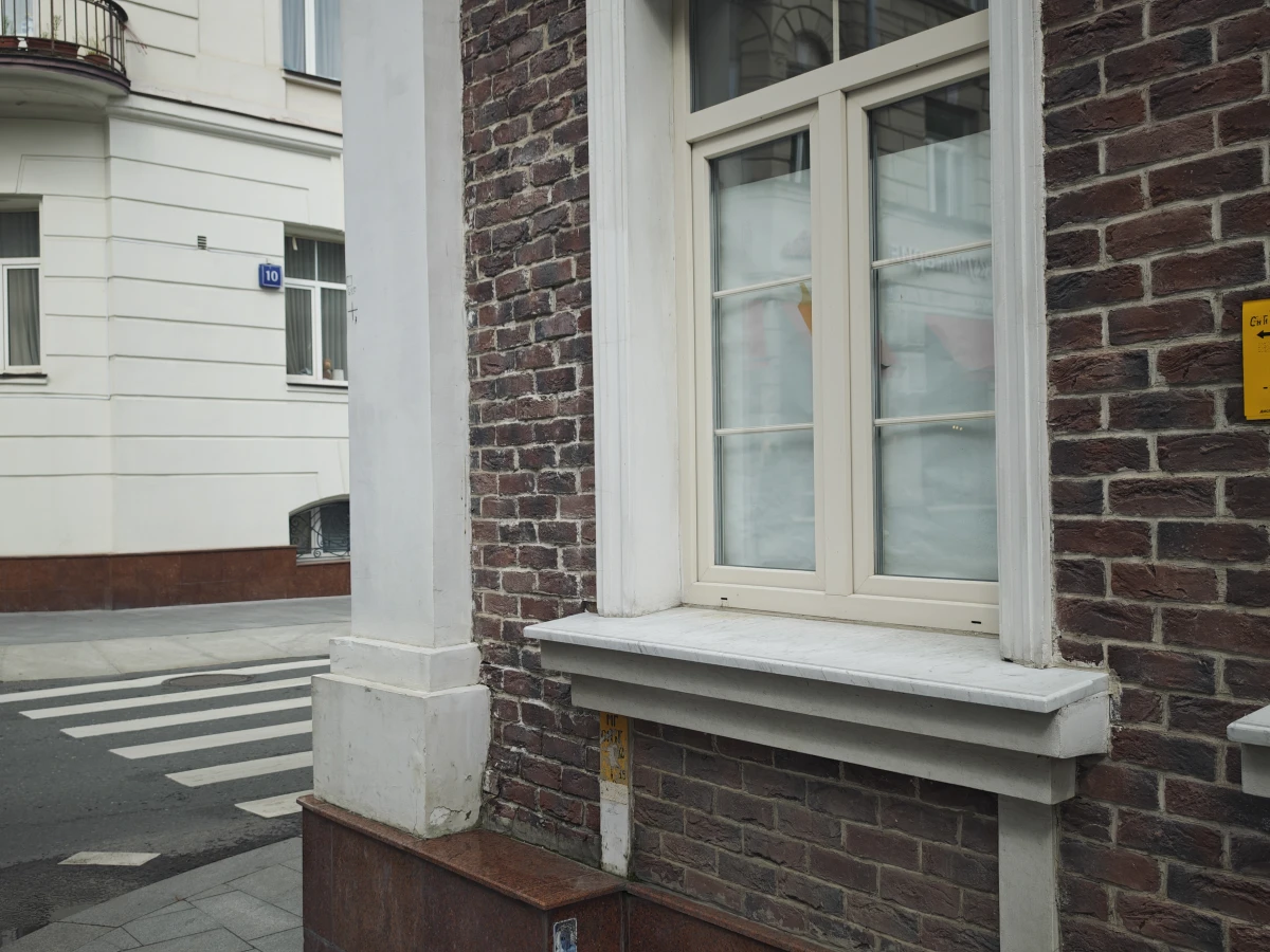 Кирпичный фасад на Староконюшенном