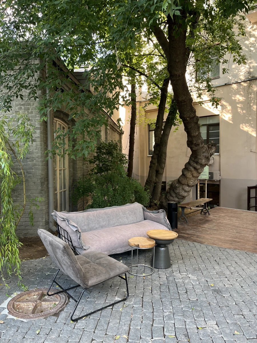 Кафе с внутренним двориком и фотостудией Яуза