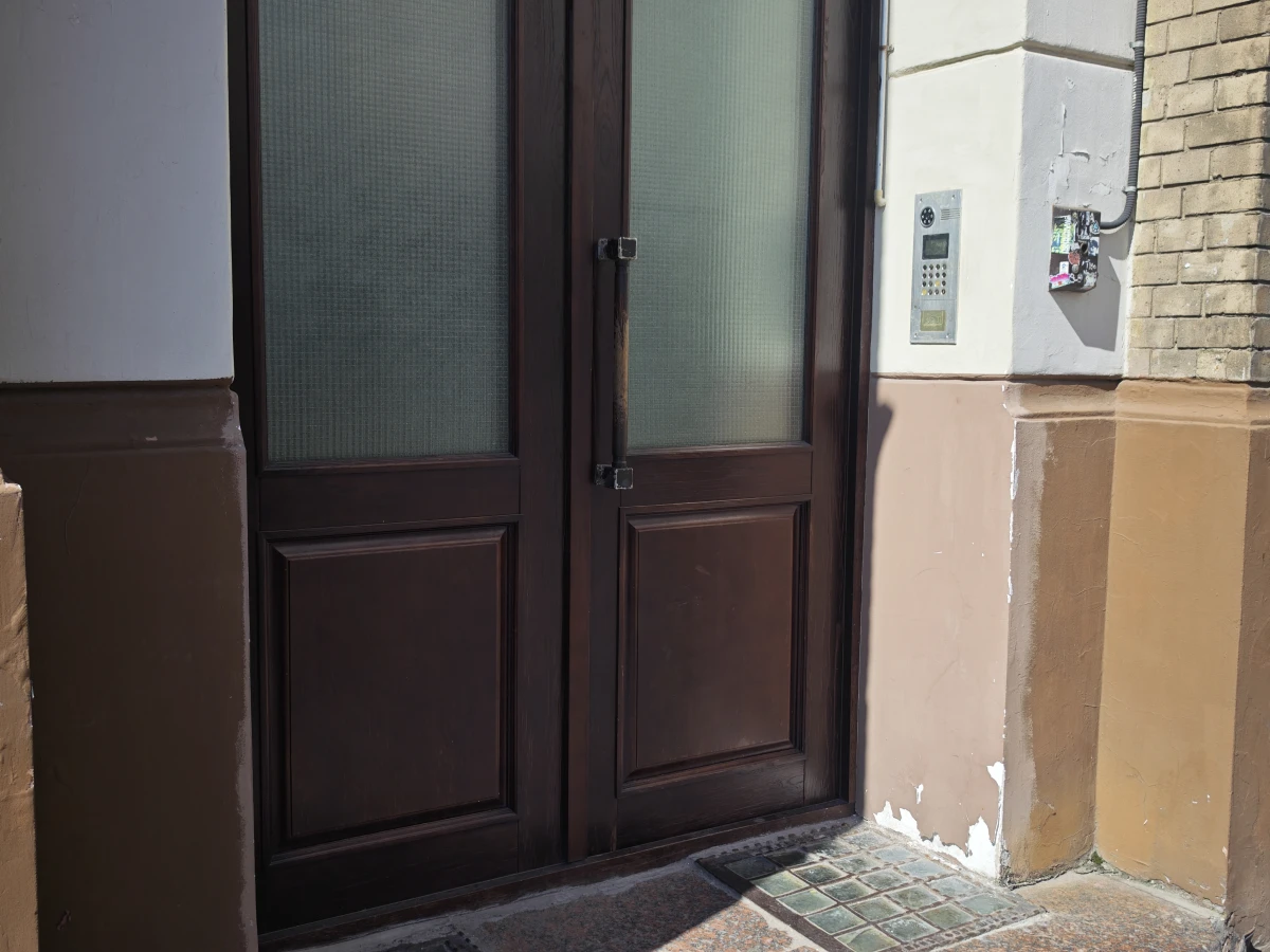 Дверь на Кривоколенном переулке