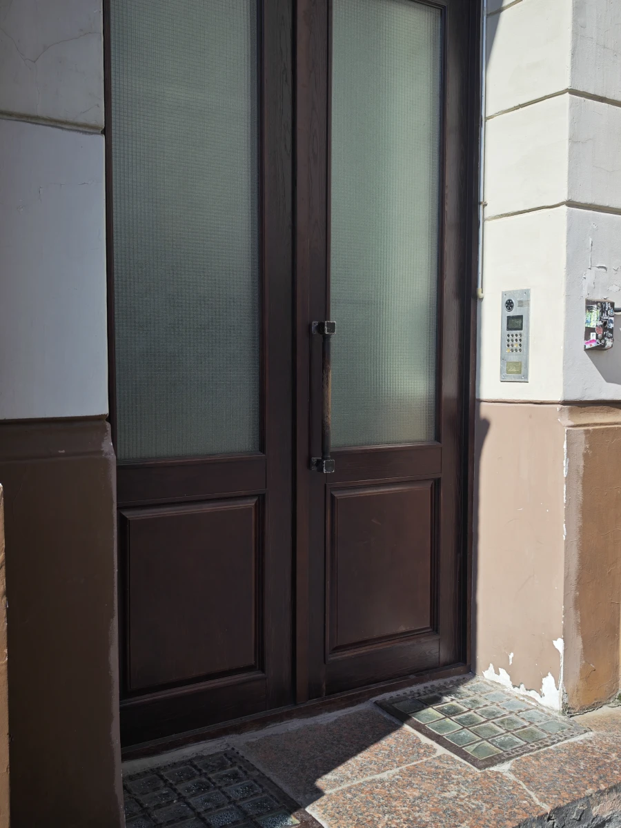 Дверь на Кривоколенном переулке