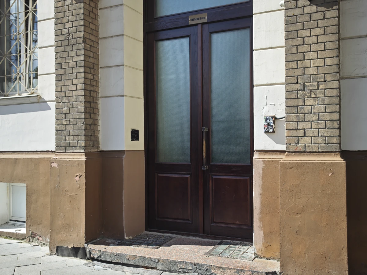 Дверь на Кривоколенном переулке