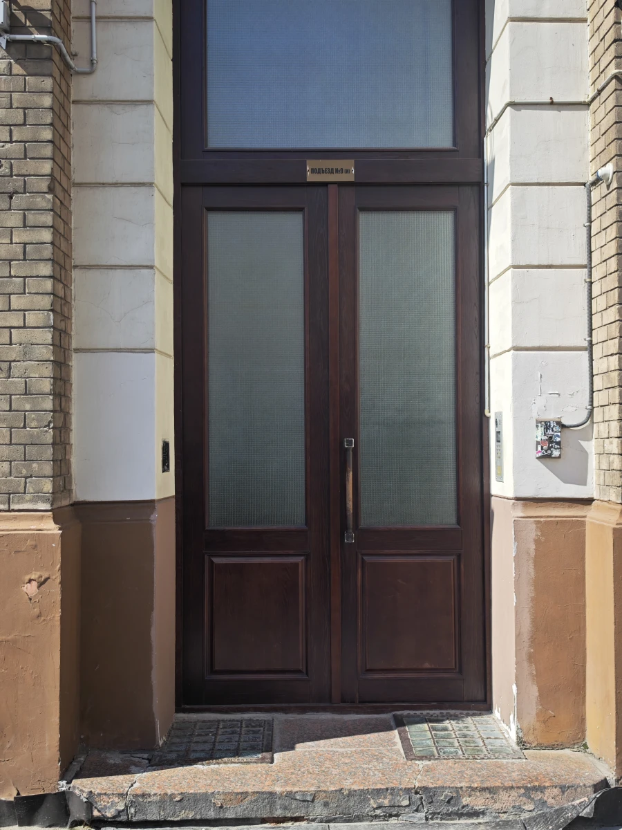 Дверь на Кривоколенном переулке