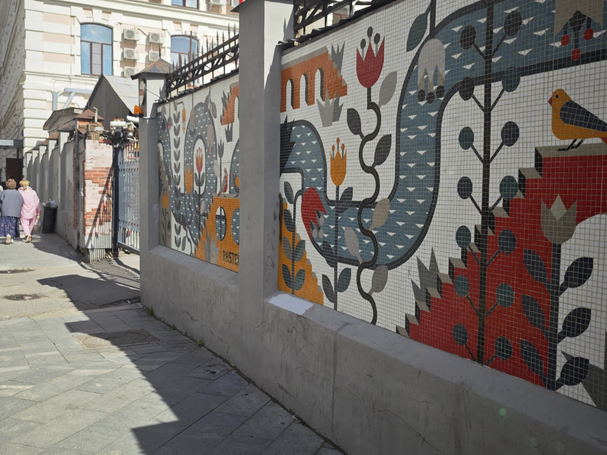 Мозаичная стена на Кривоколенном переулке