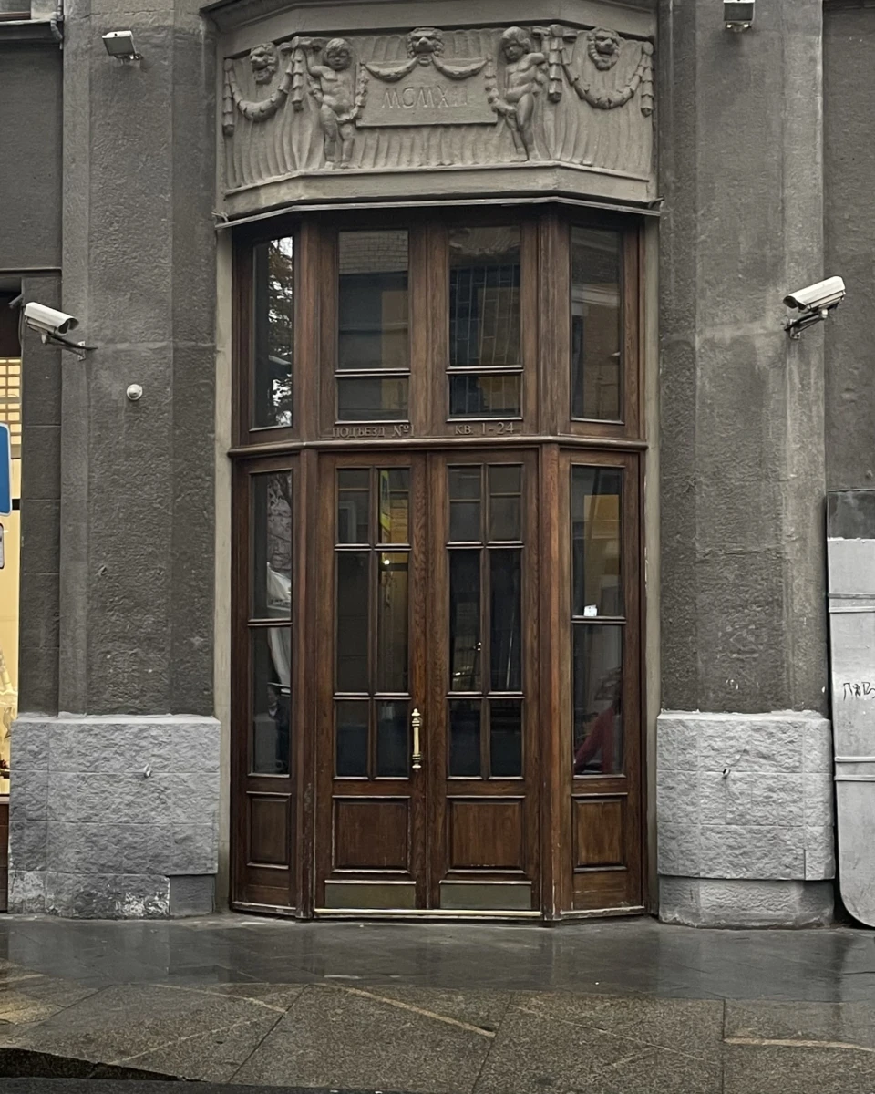 Стильная деревянная дверь