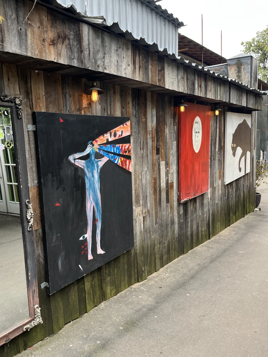 Blanc Кафе с внутренним двориком и артом