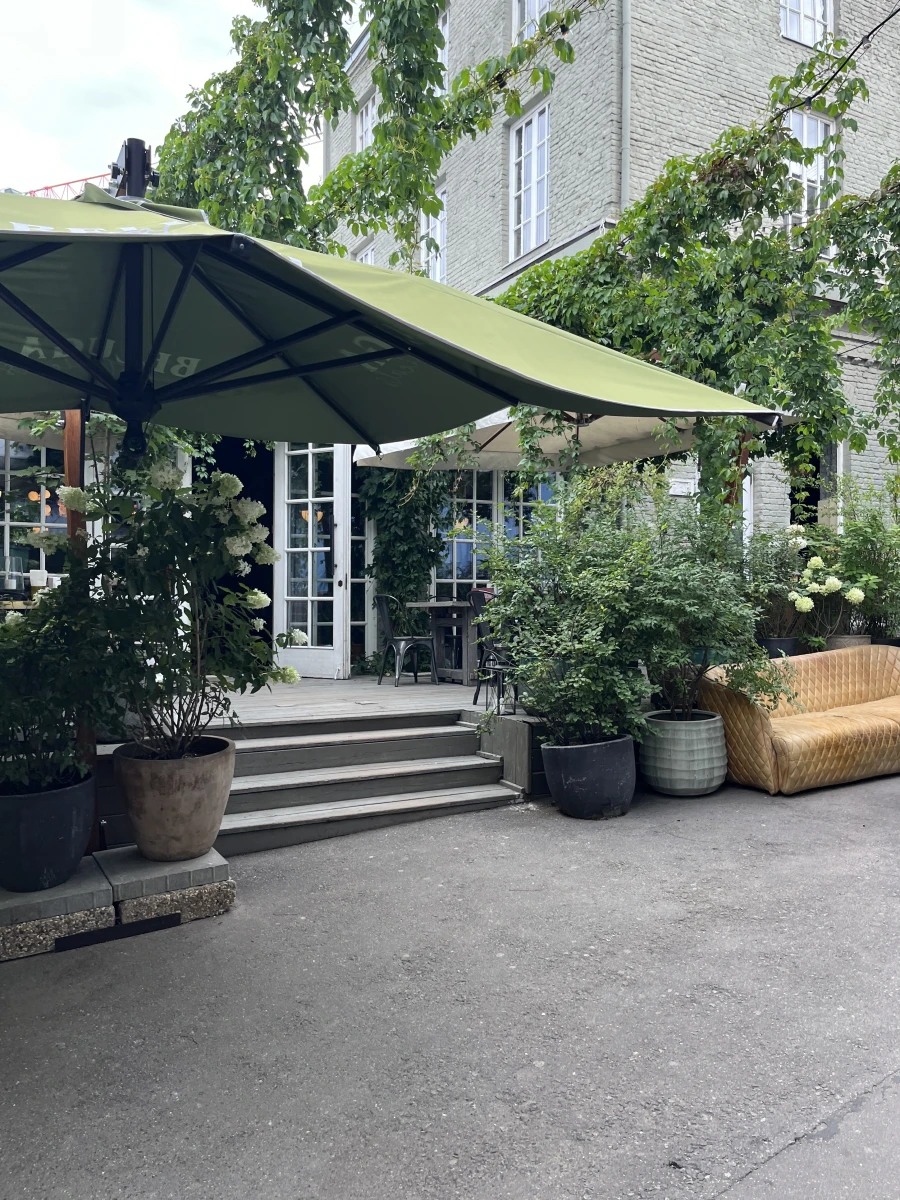 Blanc Кафе с внутренним двориком и артом