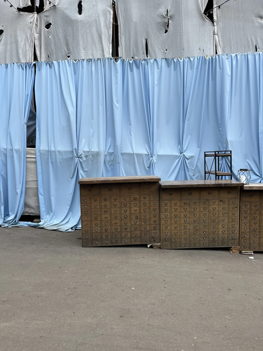 Blanc Кафе с внутренним двориком и артом