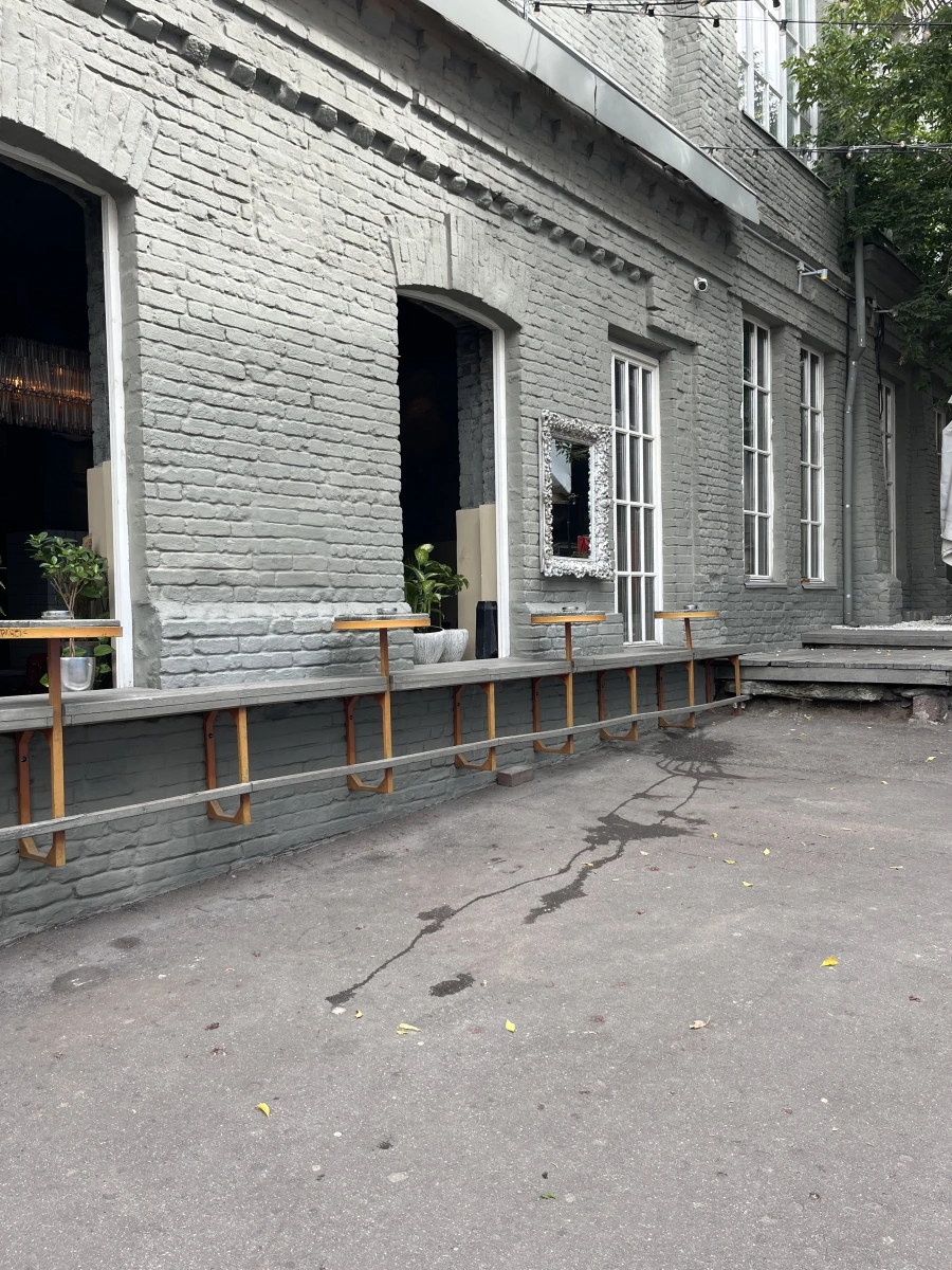 Blanc Кафе с внутренним двориком и артом