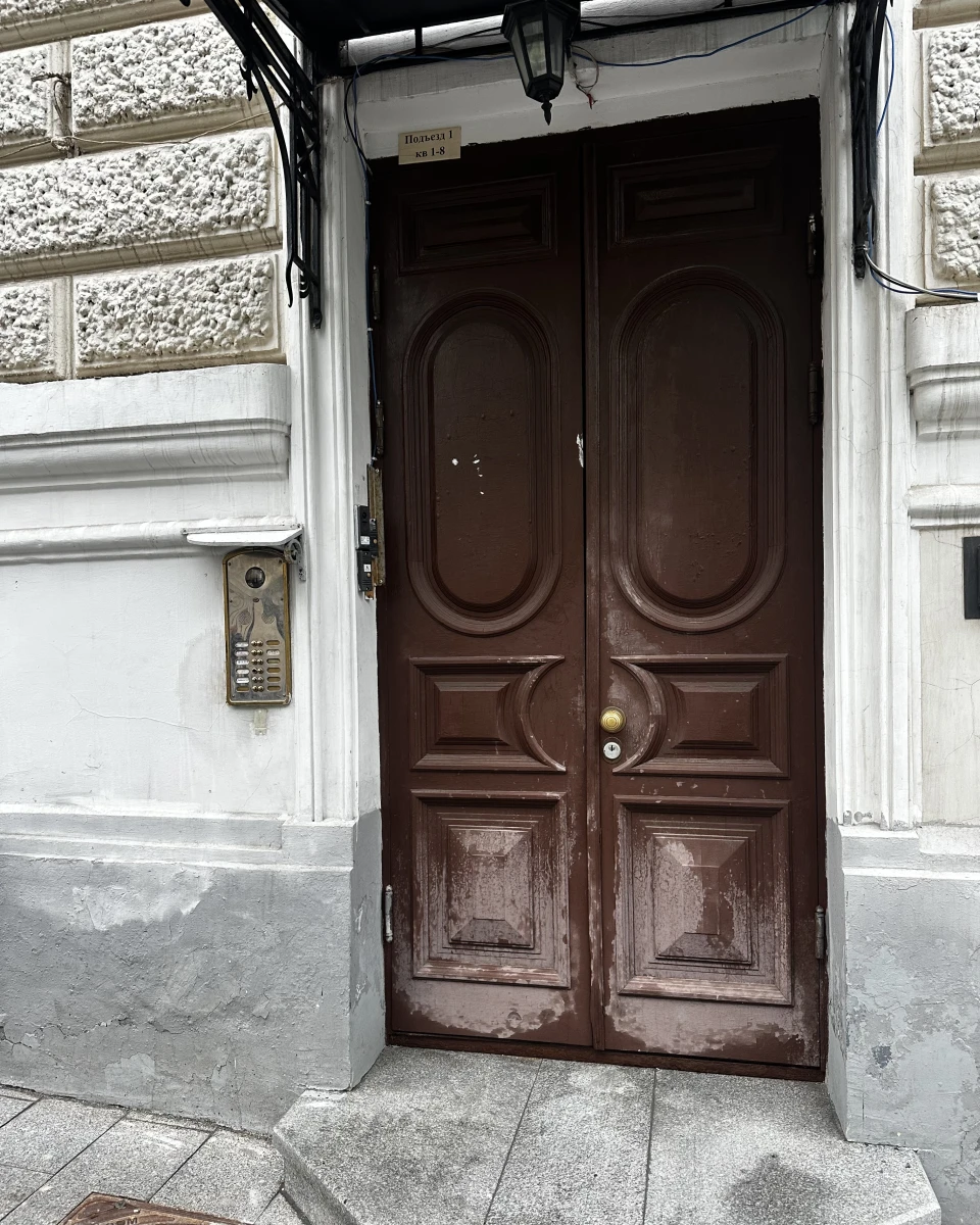 Дверь на театральной