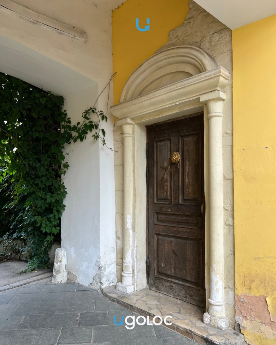 Деревянная дверь на Петровке