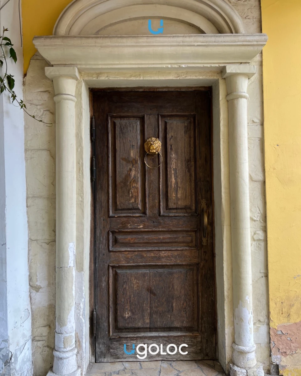 Деревянная дверь на Петровке