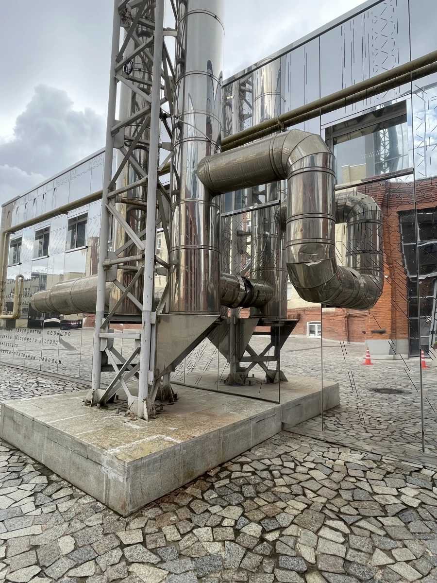 Зеркальное здание с трубами на рябовской мануфактуре