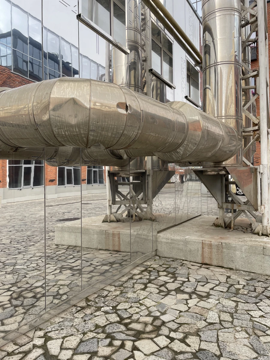 Зеркальное здание с трубами на рябовской мануфактуре