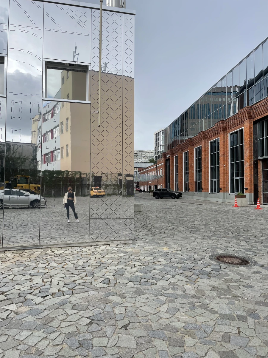 Зеркальное здание с трубами на рябовской мануфактуре