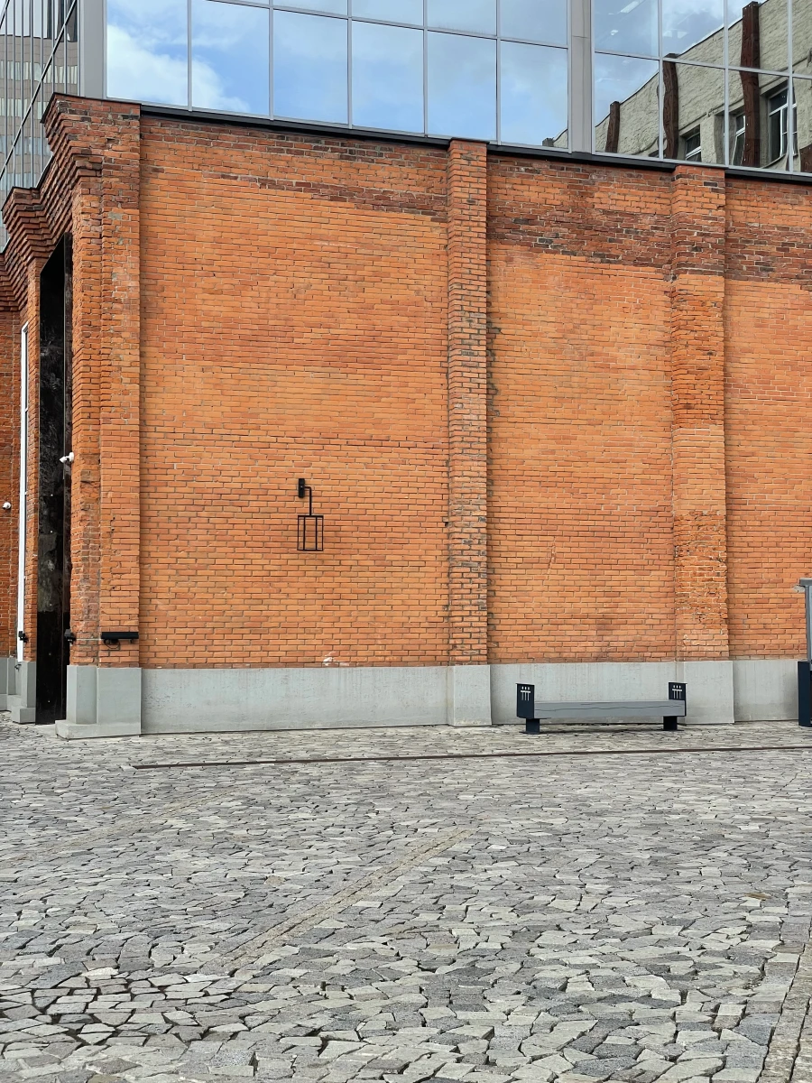 Зеркальное здание с трубами на рябовской мануфактуре